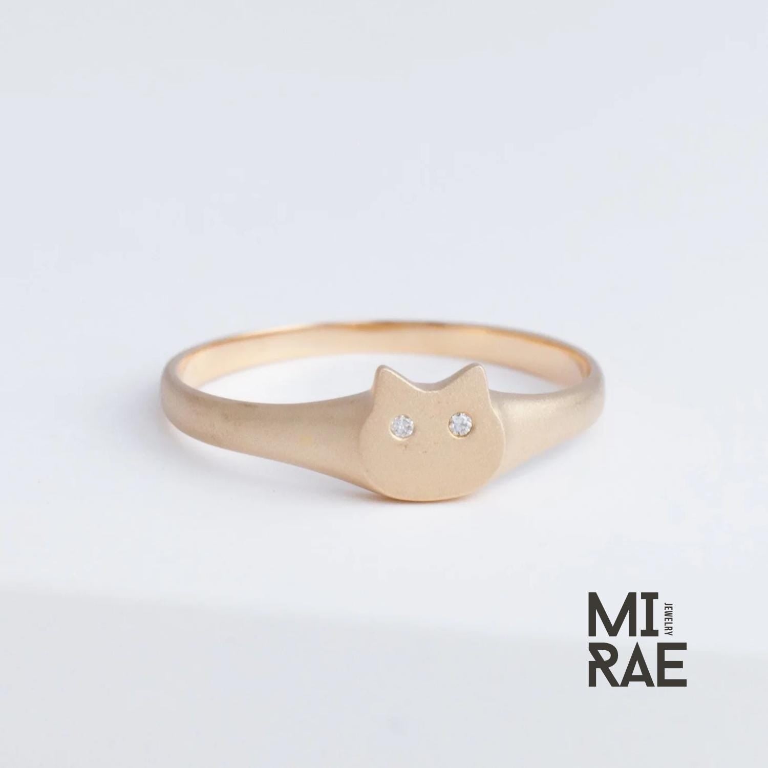 10K Gold Diamond Cat Signet Ring: Sapphire Odd-Eye, Minimalist Jewelry